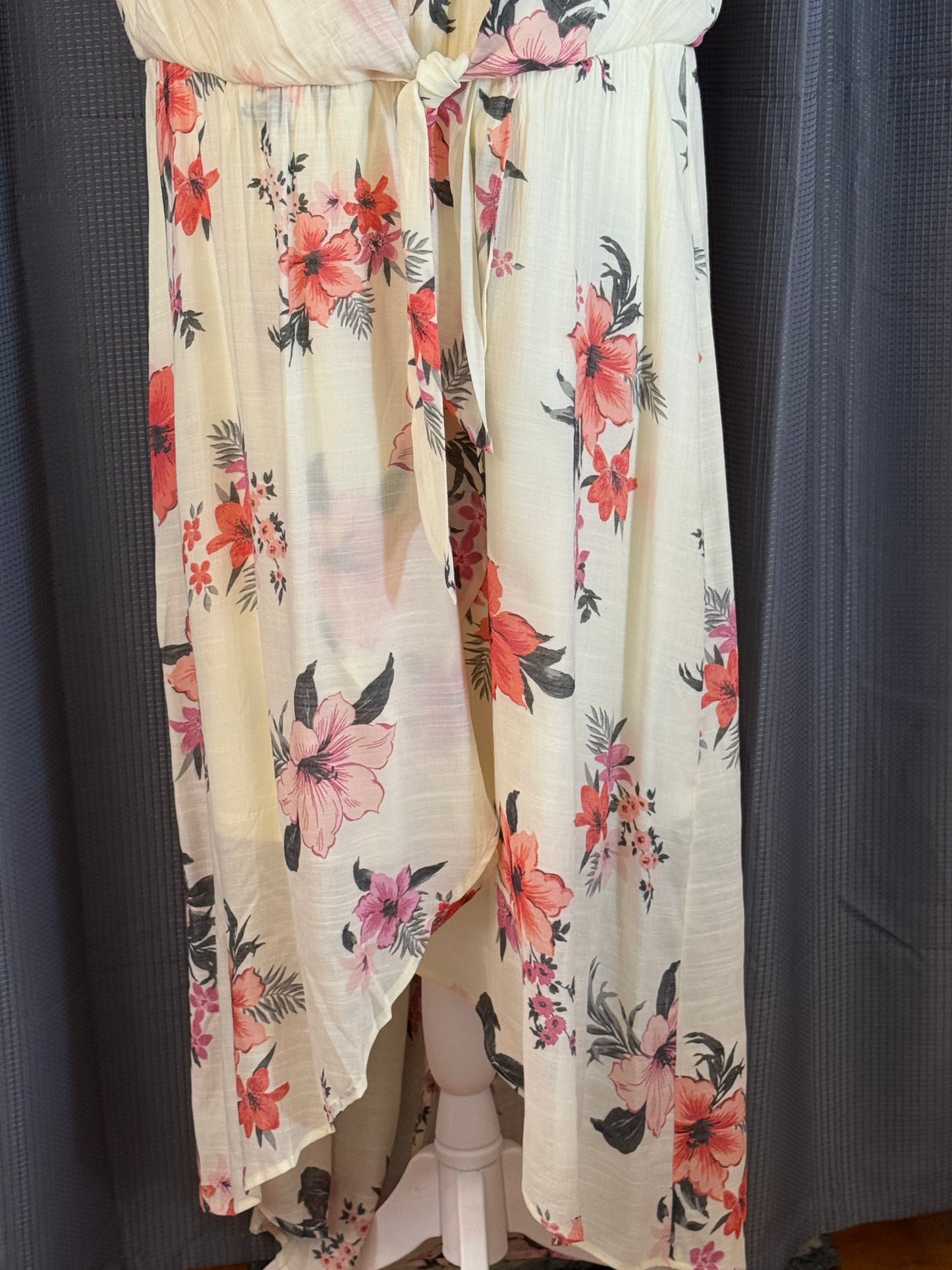 (Plus) Cream Hi-Low Dress